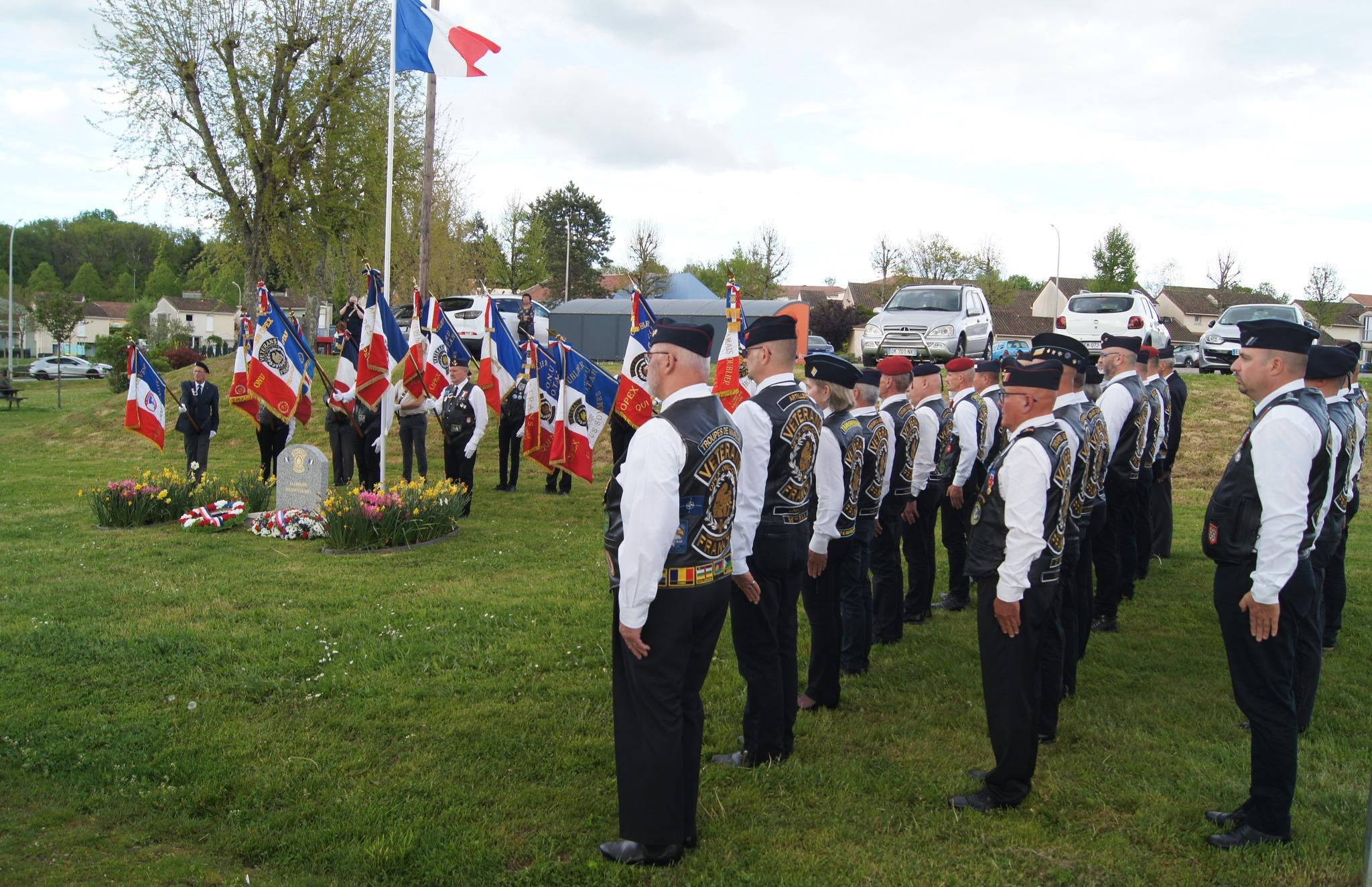Feytiat — rassemblement autour de la stèle OPEX (section Haute‑Vienne)